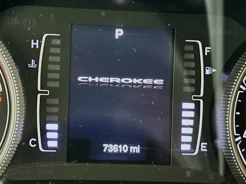 Used 2018 Jeep Cherokee Latitude FWD image 18