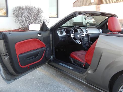 Used 2005 Ford Mustang GT Premium image 25
