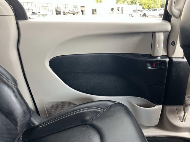 Used 2023 Chrysler Pacifica Touring-L FWD image 18