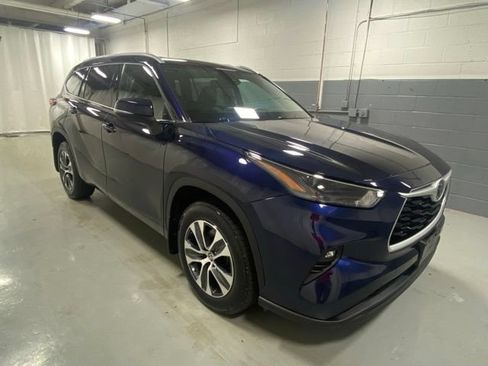 Used 2022 Toyota Highlander XLE AWD/4WD image 4