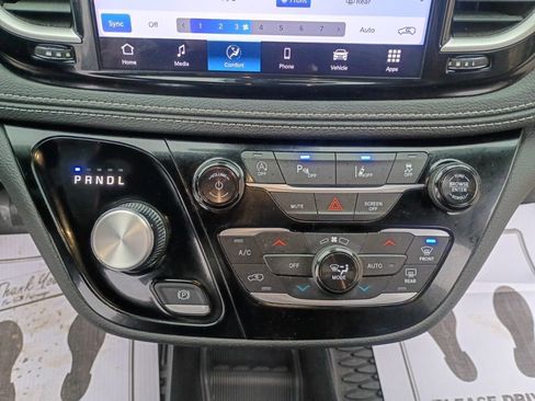 Used 2024 Chrysler Pacifica Touring-L w/ S Appearance Package image 35