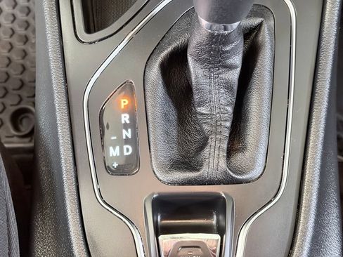 Used 2019 Jeep Cherokee Latitude Plus w/ Comfort/Convenience Group FWD image 44