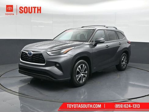 Used 2023 Toyota Highlander XLE AWD/4WD image 6