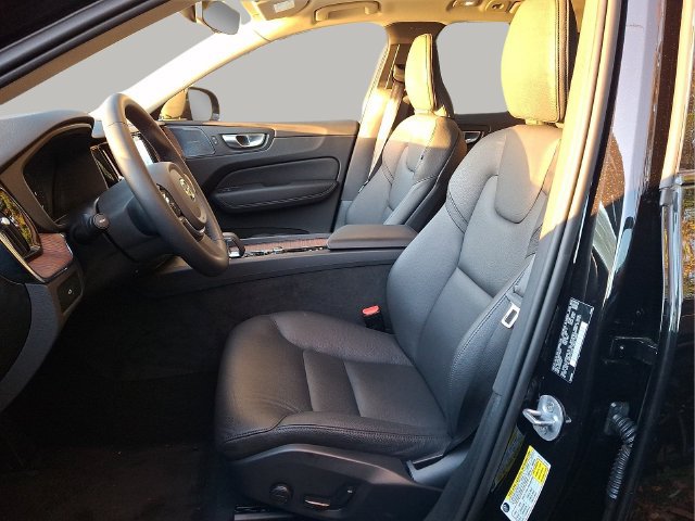 Certified 2024 Volvo XC60 B5 Plus w/ Protection Package Premier AWD/4WD image 10