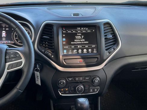 Used 2017 Jeep Cherokee Trailhawk w/ Cold Weather Group AWD/4WD image 8