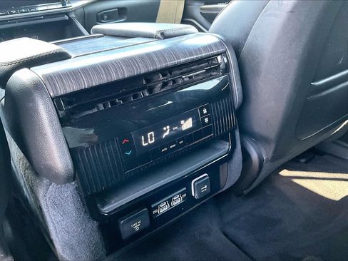 Used 2024 Jeep Wagoneer Series II w/ Flexible Seating Group AWD/4WD image 12