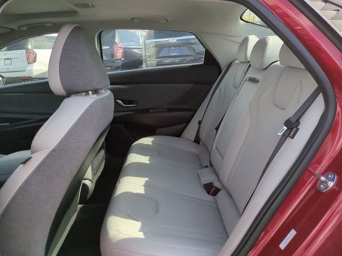 Used 2024 Hyundai Elantra Limited image 12