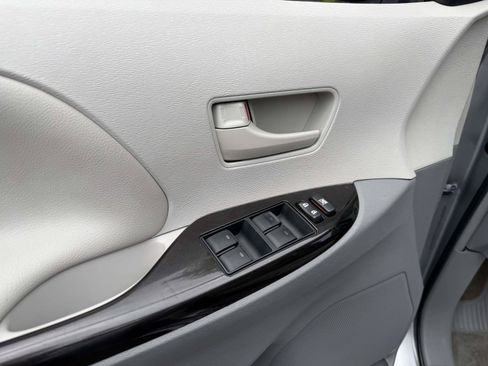 Used 2012 Toyota Sienna LE FWD image 15