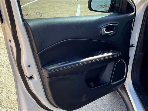 Used 2021 Jeep Compass Latitude image 27