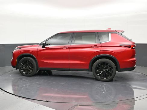 Used 2023 Mitsubishi Outlander SE image 2