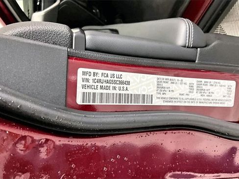 New 2025 Jeep Grand Cherokee Laredo image 9