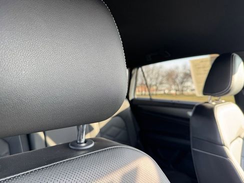 Used 2024 Volkswagen Atlas Cross Sport SE image 32