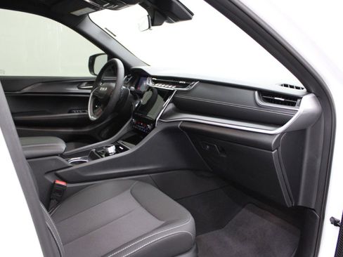 Used 2025 Jeep Grand Cherokee Laredo X image 10