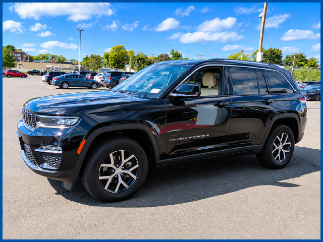 Used 2023 Jeep Grand Cherokee Limited AWD/4WD image 1