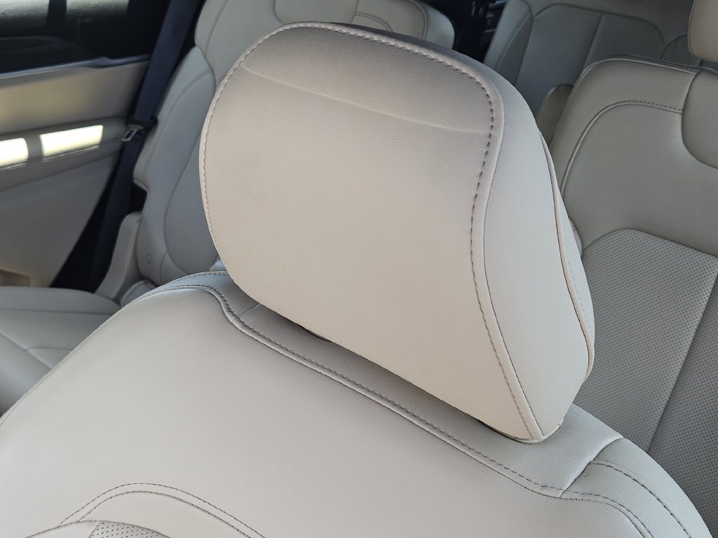 Used 2023 Jeep Grand Cherokee L Limited w/ Luxury Tech Group II RWD image 15