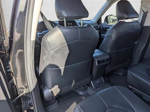 Used 2023 Toyota Highlander XLE image 23