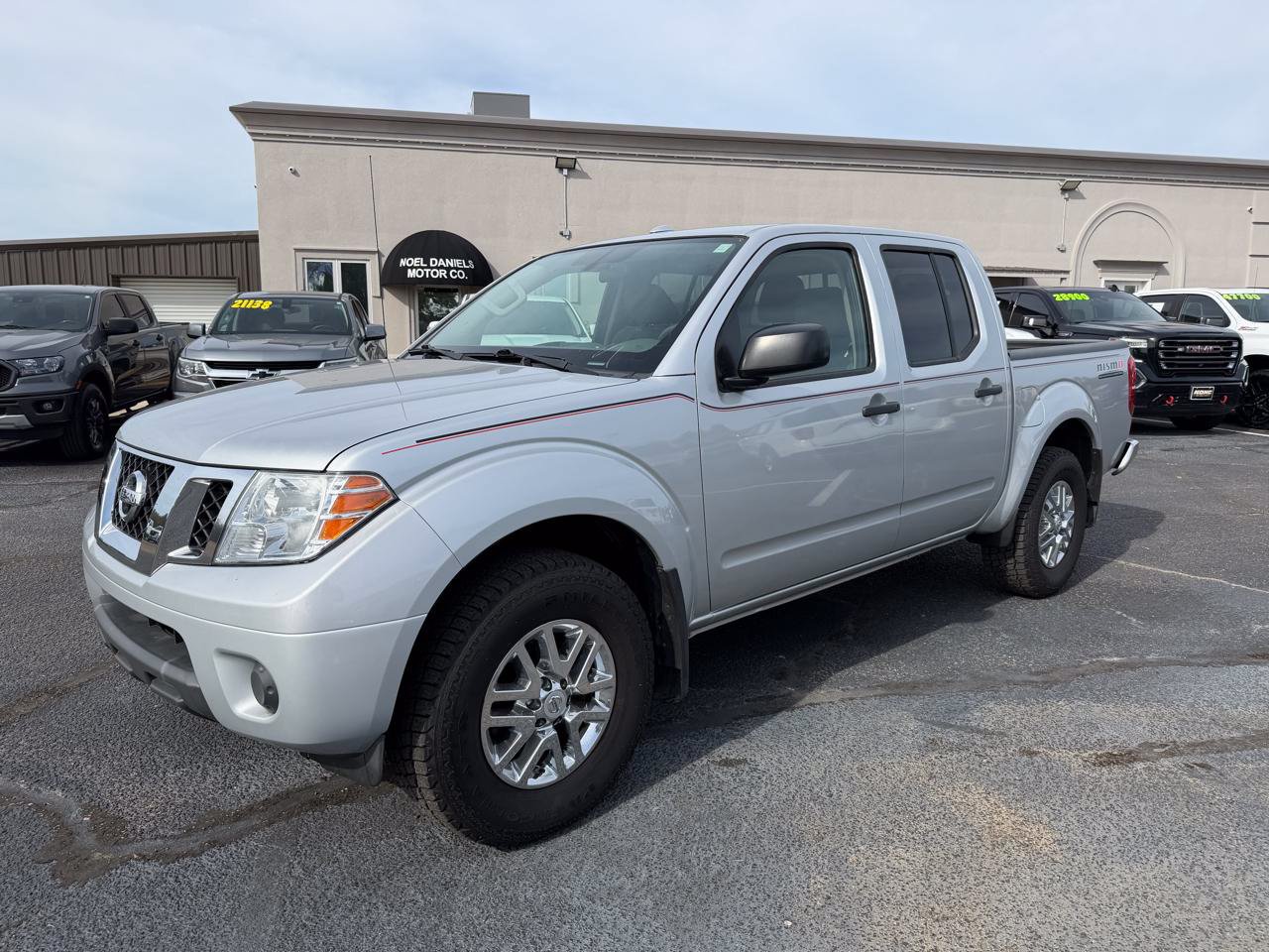 Used 2018 Nissan Frontier SV AWD/4WD image 2