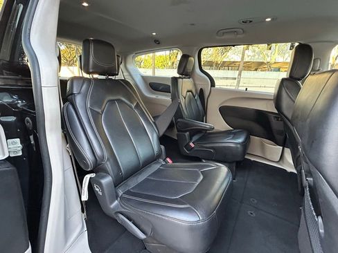 Used 2023 Chrysler Pacifica Touring-L image 35