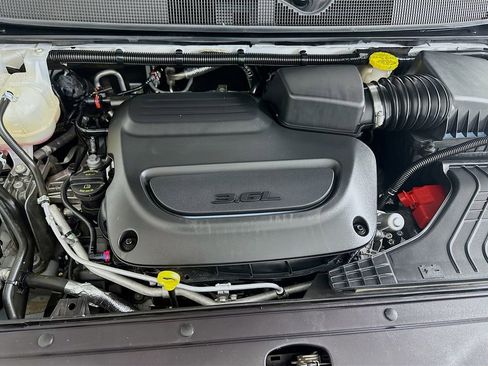 Used 2024 Chrysler Pacifica Touring-L image 29