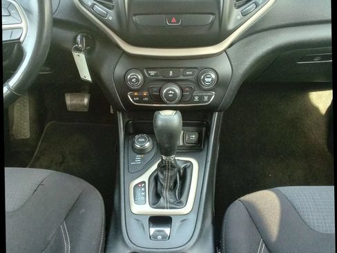 Used 2015 Jeep Cherokee Latitude AWD/4WD image 13