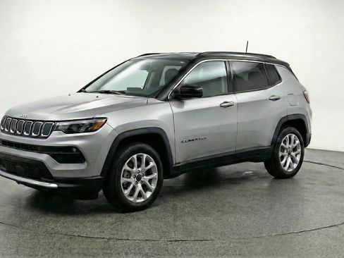 Used 2025 Jeep Compass Limited image 3