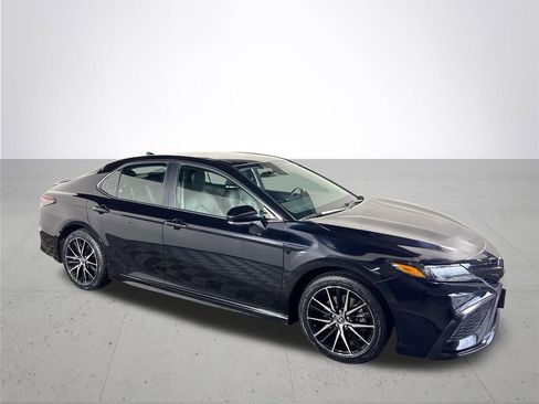 Used 2024 Toyota Camry SE image 4