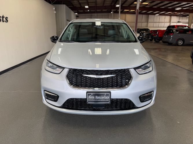 Used 2024 Chrysler Pacifica Touring-L FWD image 7