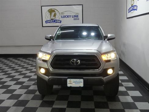 Used 2020 Toyota Tacoma SR5 w/ Blackout Package AWD/4WD image 3