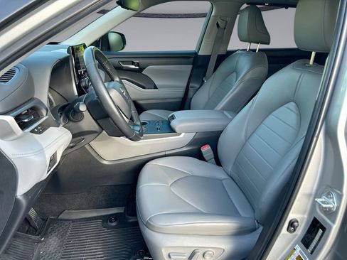 Certified 2023 Toyota Highlander XLE FWD image 11