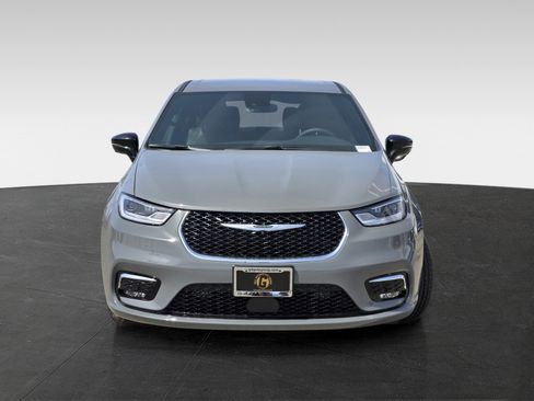 New 2025 Chrysler Pacifica Select w/ Uconnect Theater Family Group image 2