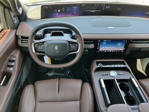 New 2025 Lincoln Navigator L Reserve image 16