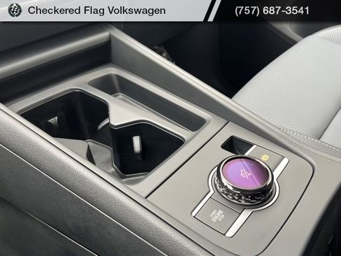 New 2025 Volkswagen Tiguan SE image 40