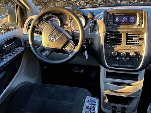 Used 2019 Dodge Grand Caravan SE image 5