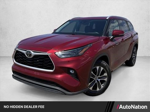 Used 2022 Toyota Highlander XLE FWD image 1