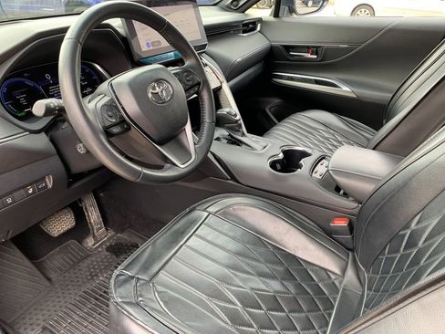 Used 2023 Toyota Venza Limited image 11