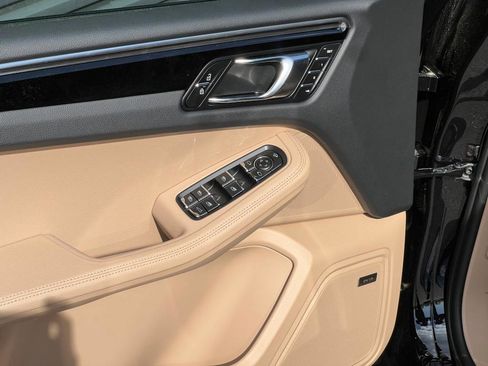 Certified 2025 Porsche Macan image 17