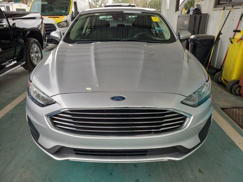 Used 2019 Ford Fusion SE image 2