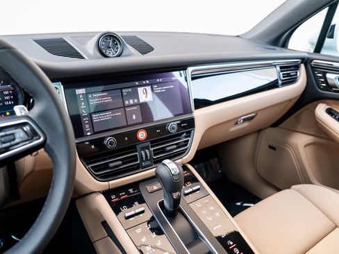 Certified 2025 Porsche Macan image 13