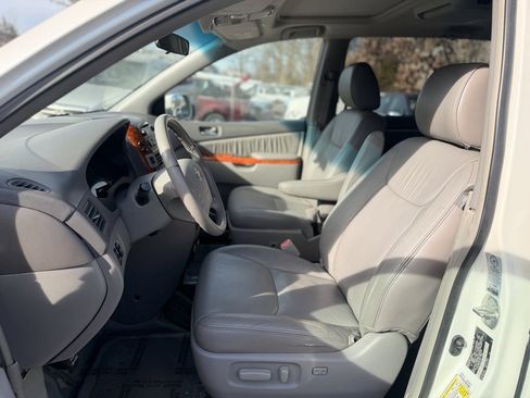 Used 2009 Toyota Sienna XLE image 14