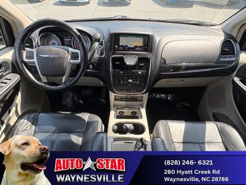Used 2015 Chrysler Town & Country Limited Platinum FWD image 8