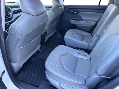 Used 2021 Toyota Highlander XLE image 15