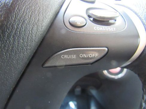 Used 2020 Nissan Pathfinder SV image 38