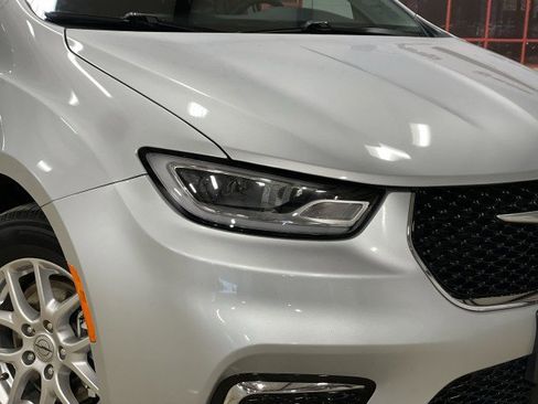 Used 2024 Chrysler Pacifica Touring-L image 11