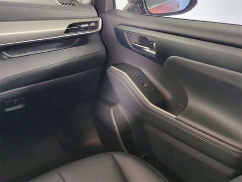 Used 2022 Toyota Highlander XLE image 20