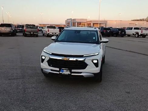 Used 2024 Chevrolet TrailBlazer LT w/ LT Cold Weather Package image 3