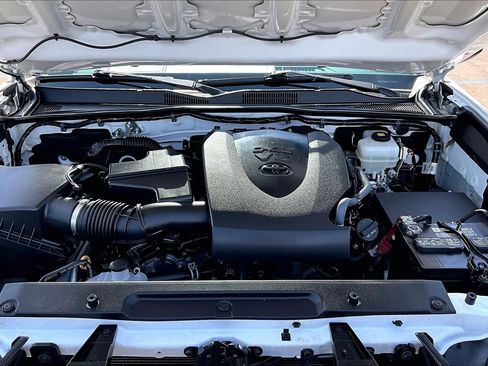 Used 2020 Toyota Tacoma TRD Off-Road AWD/4WD image 9