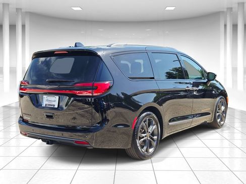 Used 2024 Chrysler Pacifica Touring-L w/ Road Tripper Package FWD image 3