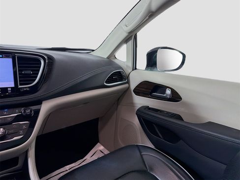Used 2024 Chrysler Pacifica Limited image 26