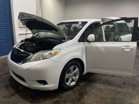 Used 2011 Toyota Sienna LE image 29