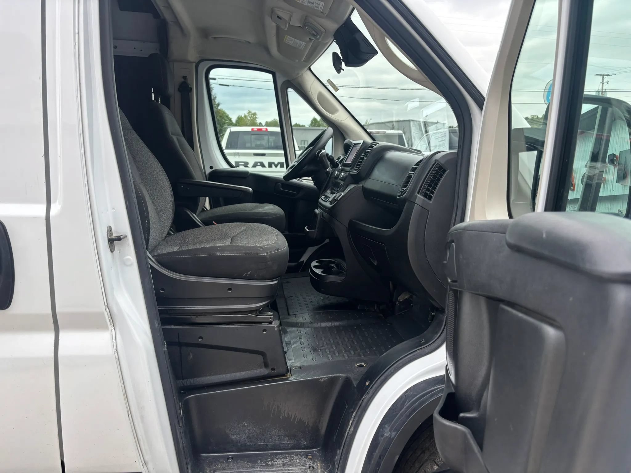 Used 2022 RAM ProMaster 2500 w/ Premium Appearance Group FWD image 16